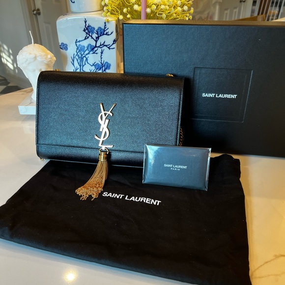 YSL
KATE MEDIUM TASSEL IN GRAIN DE POUDRE EMBOSSED LEATHER - Picture 2 of 16